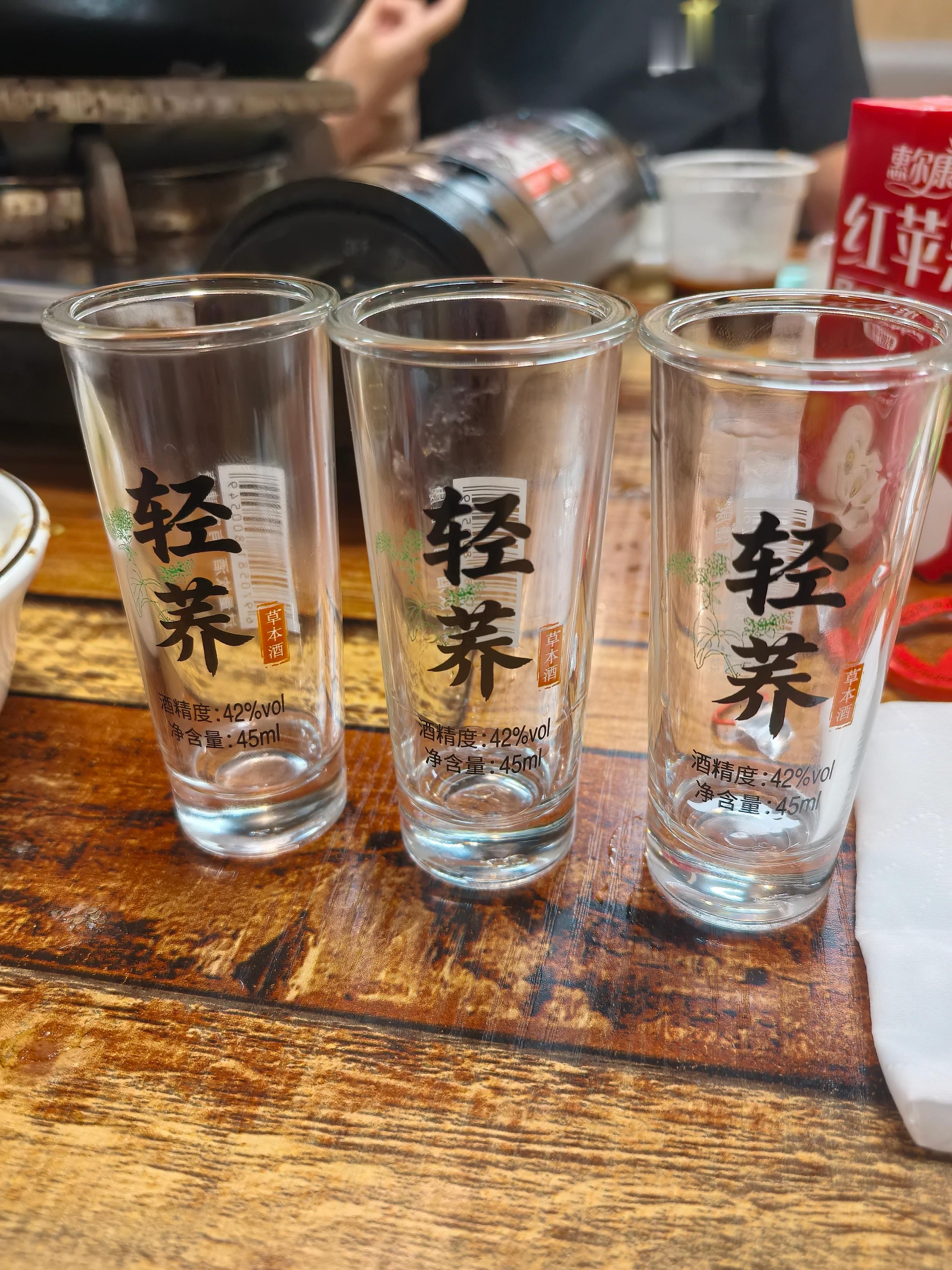 一醉解千愁可能是因为喝醉之后麻痹神经脑子就转不过来了，不能思考问题和想烦心事了哈