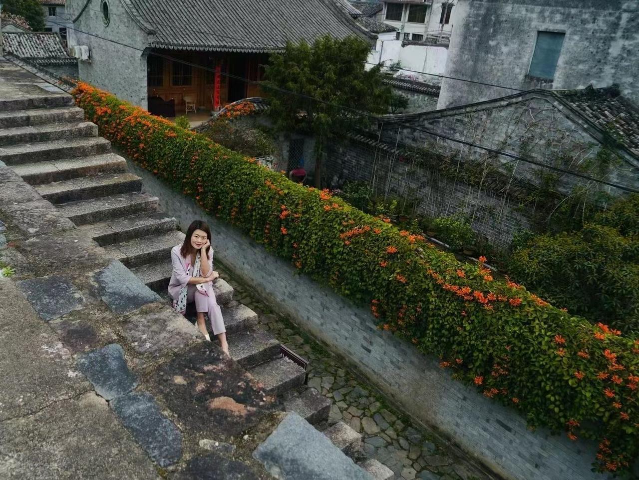 三月收官，烟雨浙南。苍南蒲壮所城凌霄花开满老墙，600年古城映着繁花，青石板路满