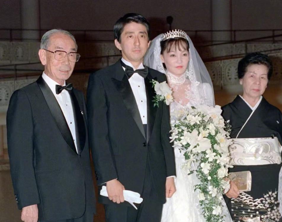 1987年33岁的安倍晋三和26岁的安倍昭惠，一起拉票，如今已经是天人之别。
安