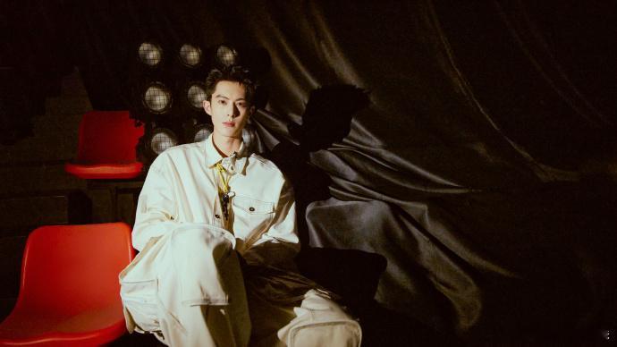 #王鹤棣红发好拽##王鹤棣海报烧起来了# 王鹤棣《烧》的倒计时 3 天，环球音乐