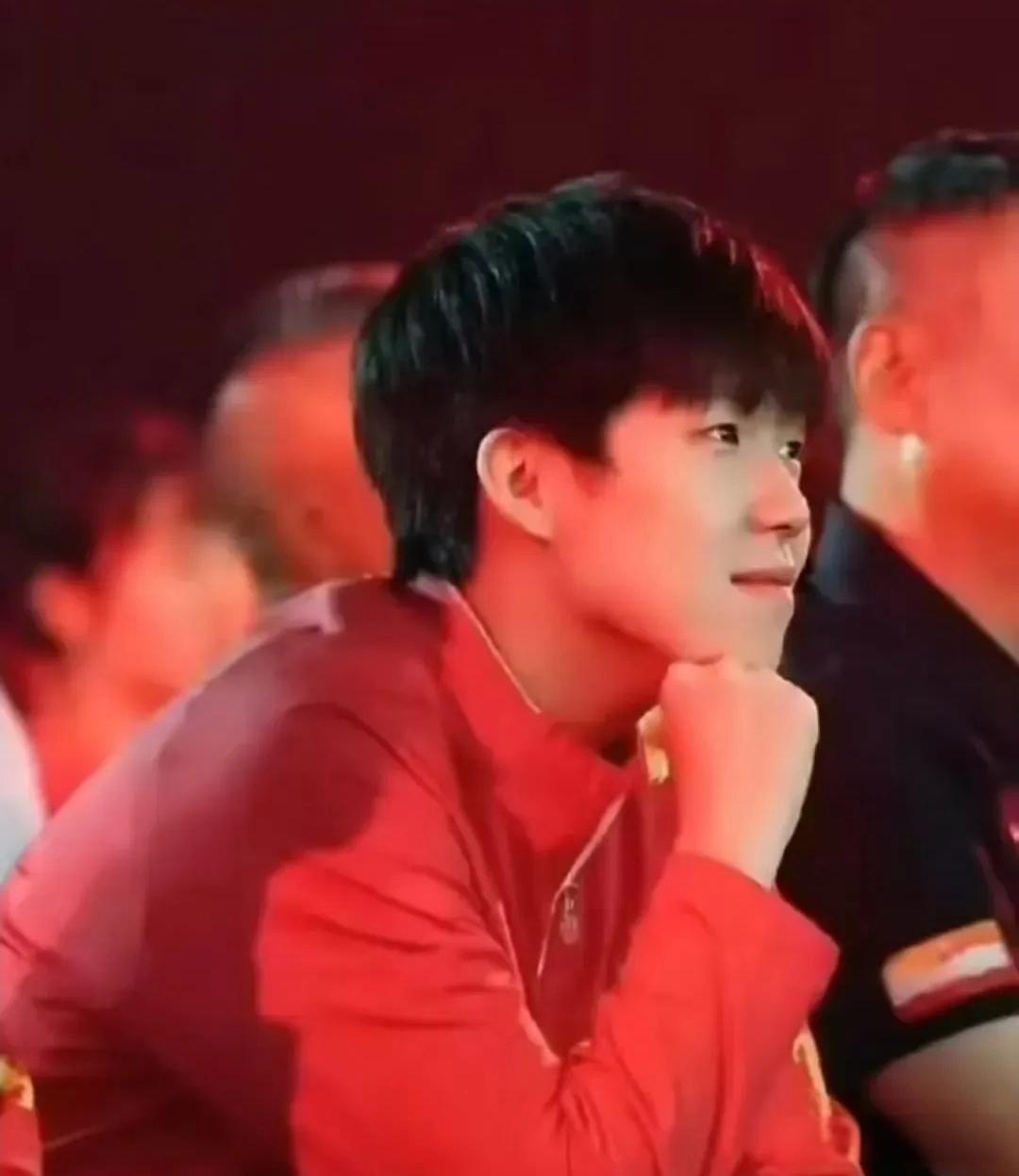 你们猜这个眼神的尽头是什么呢？你们猜大头在看谁，满眼的的宠溺与爱意…我想他目光里