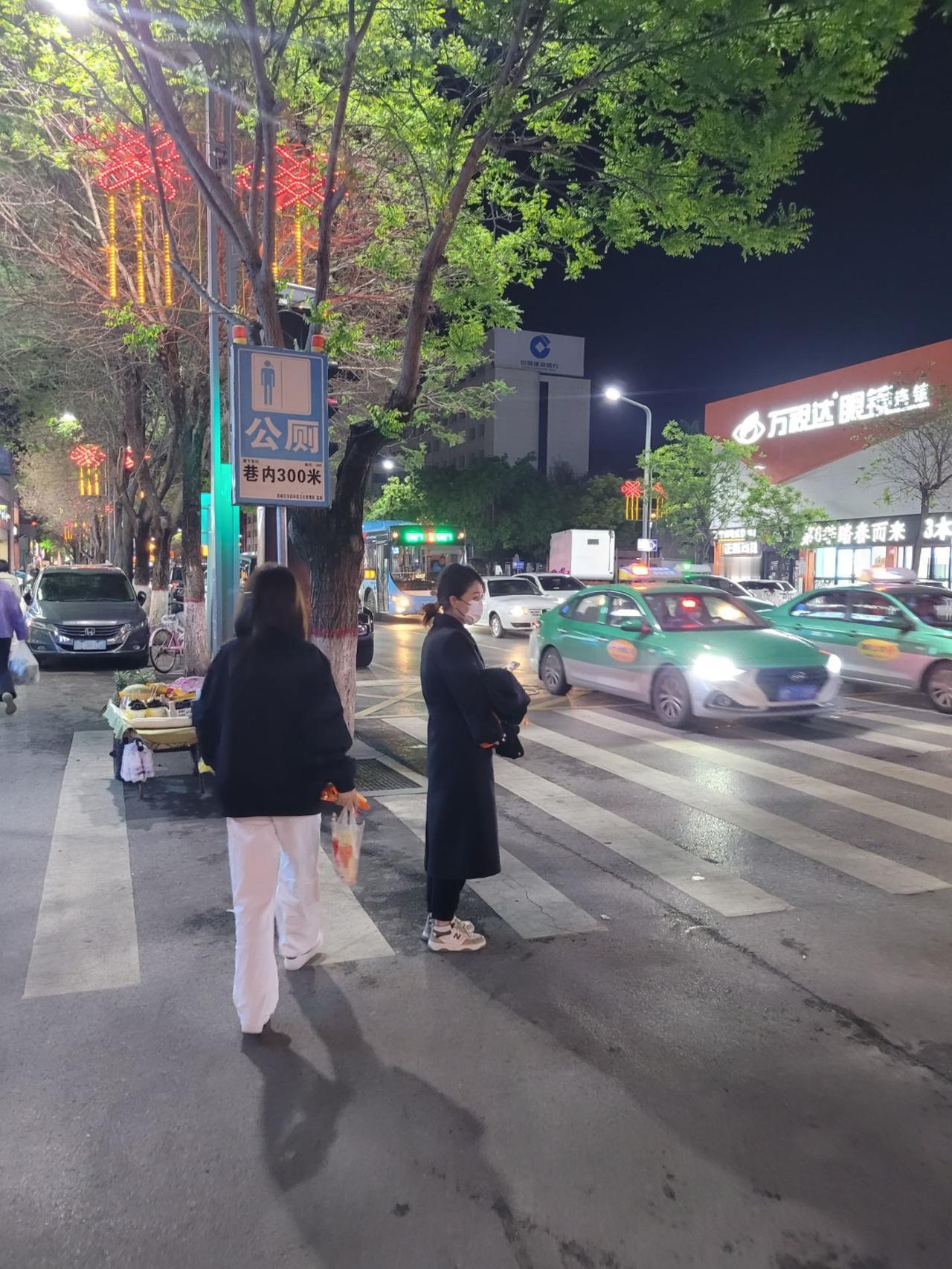 我结婚的时候，我的小姑子，才上小学四年级，正是天真烂漫的年纪。她有点怕生，但看到