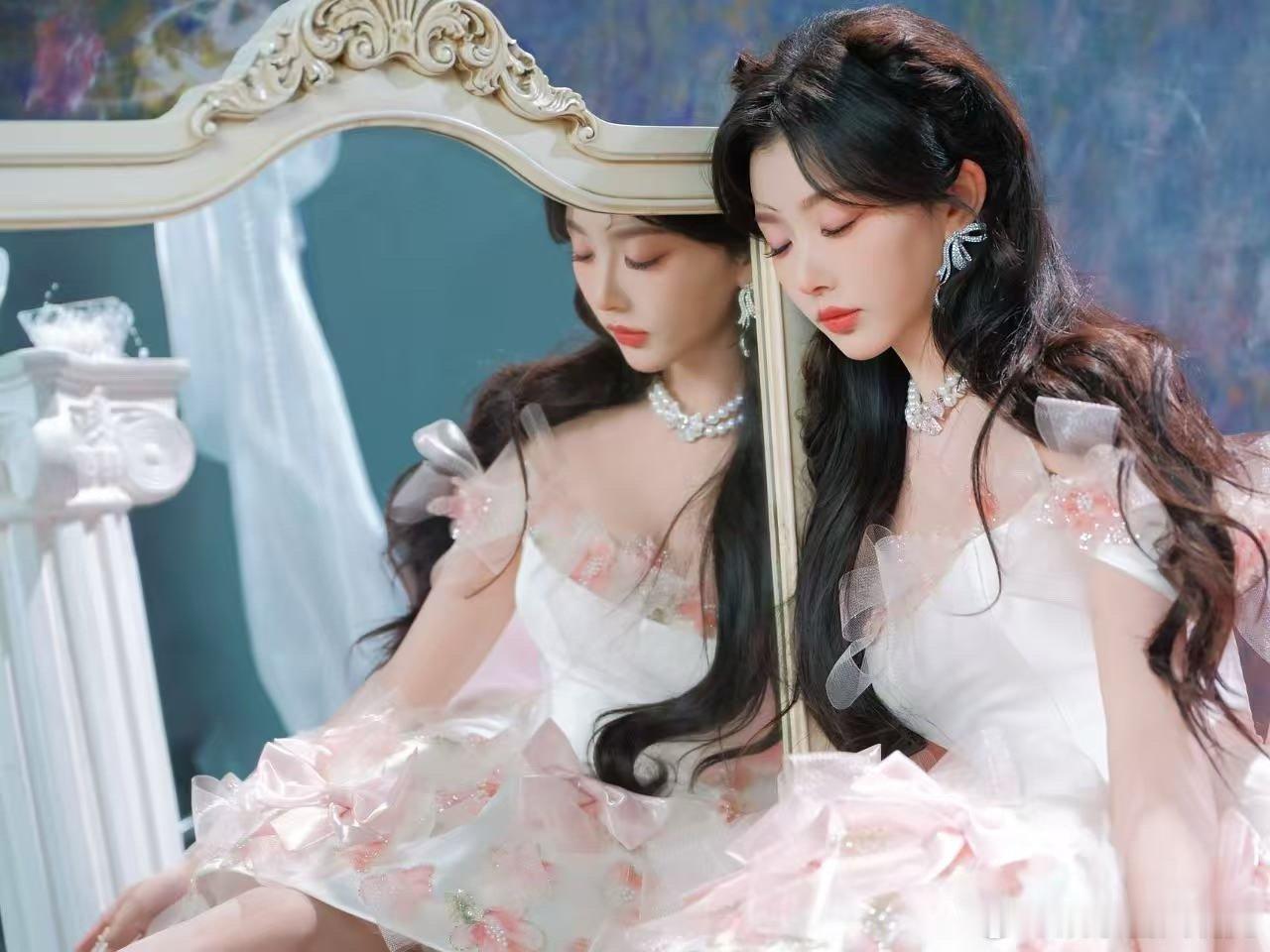 看完孔雪儿的蝴蝶结造型直接被圈粉！又甜又酷的独特气质，配上惊艳的舞台表现，这才是