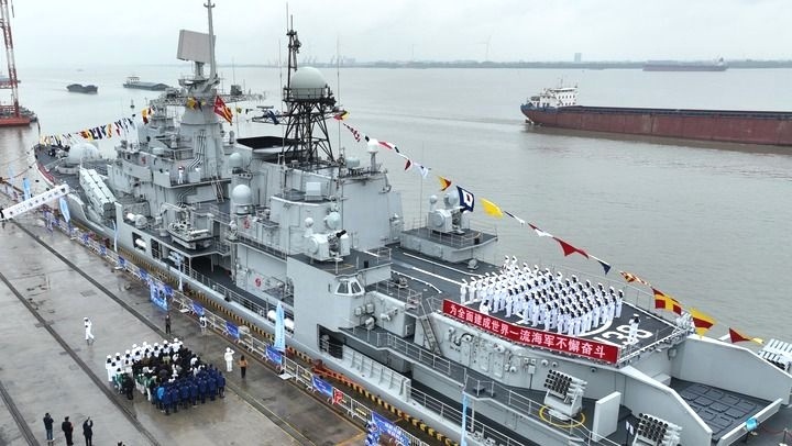 人民海军成立77周年新华社发了一张泰州舰的航拍图，难得从空中看到尾部的16单元垂