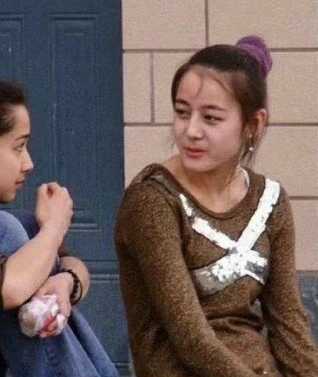 迪丽热巴的样貌从小美到大，身材体态却是大变样
