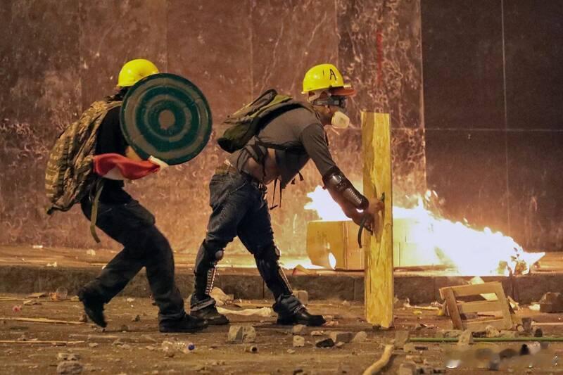【秘鲁爆发示威冲突致1死逾百伤 总统宣布首都进入30天紧急状态】海外新鲜事 秘鲁