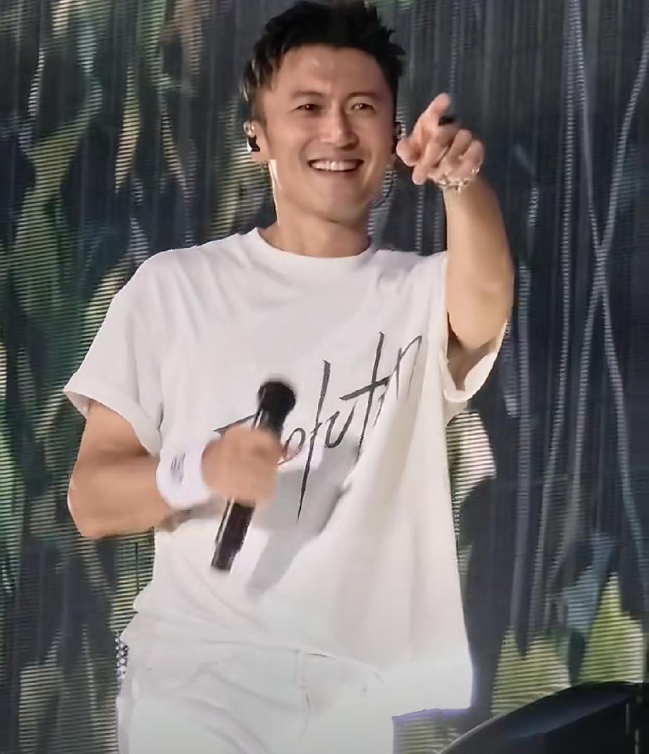 谢霆锋演唱会上唱他和王菲的定情曲《玉蝴蝶》，唱到深情处，谢霆锋笑着指向王菲坐着的