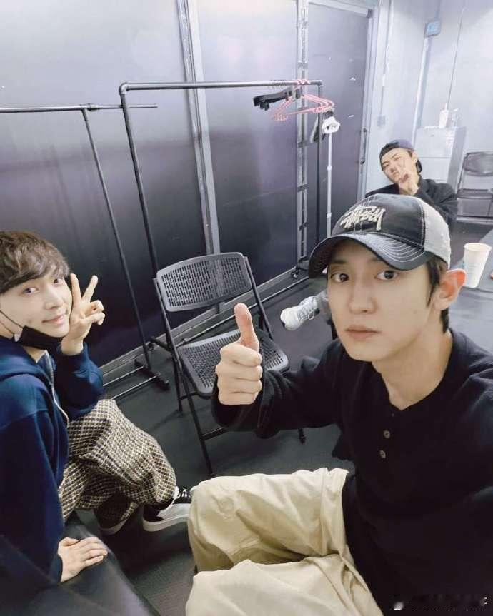 张艺兴朴灿烈吴世勋合照 