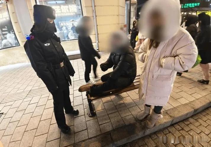 哈尔滨街头这幕，把我看哭又看慌了！
 
​​​男子下肢突然喷射大出血，女警蹲在地