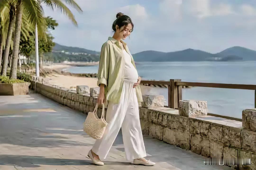 这位孕妇在海边散步，享受阳光。