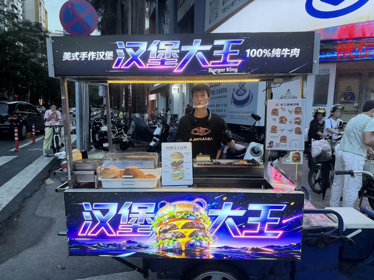 现在很流行街边这种推车汉堡吗？价格其实不菲，几十元的出品含肉量其实不高，看似做了