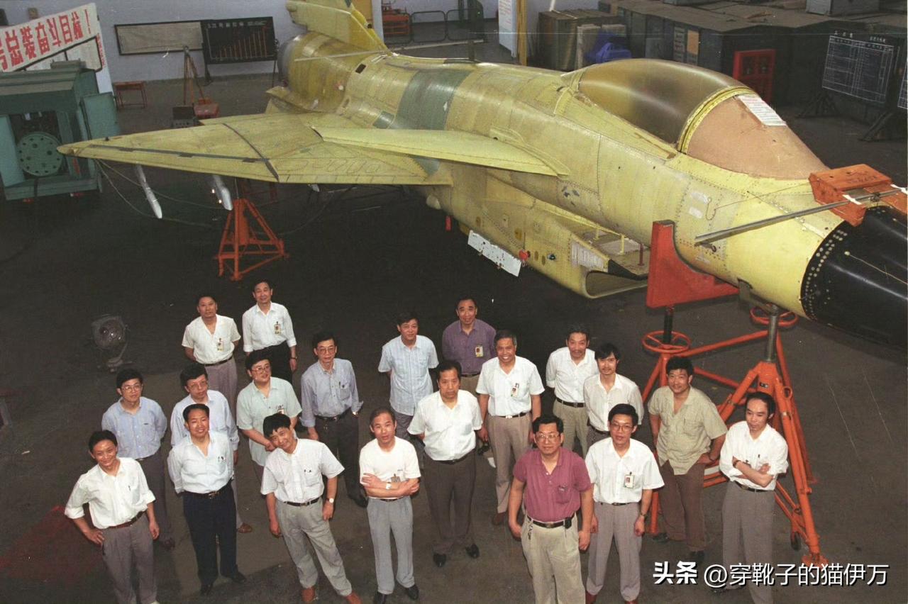 歼十，军迷们心中永远的传奇（一开始是传说）。
大家注意：图1据说是首次发布的清晰