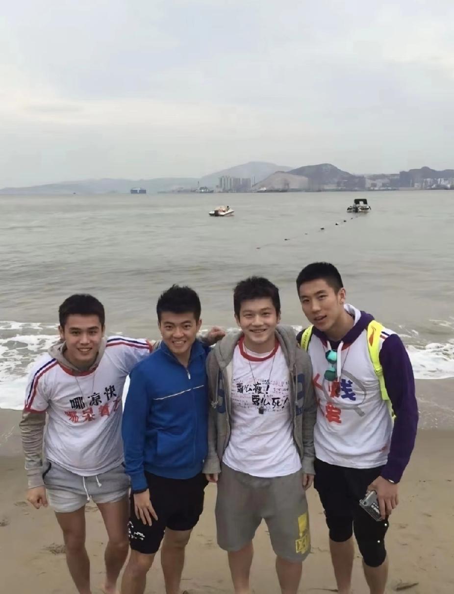 谁懂啊！小胖樊振东的少年时代也太可爱了🥰
 
考古挖到樊振东的早期照片，少年感