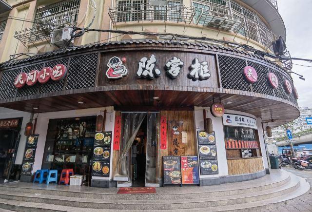 游完雁荡山，我们从雁荡山火车站乘高铁直接来到了丽水。
网上订的丽水喷泉酒店（火车