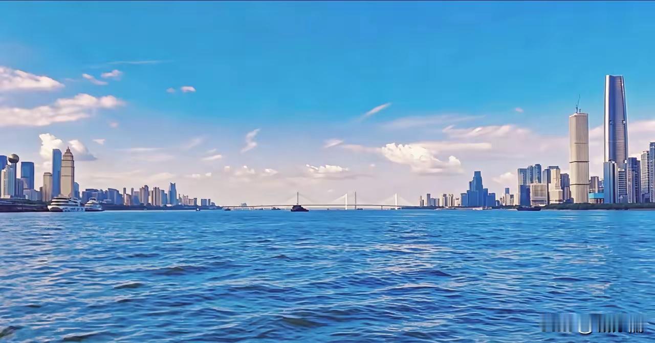 长江从武汉市中心地带穿城而过，三镇均依江而建，因水而兴，两江四岸码头众多，商贾云