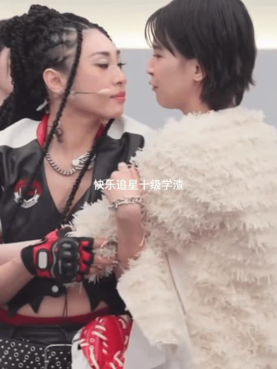 淡淡姐唱完缺氧了，善良的曾沛慈给她做人工呼吸。 