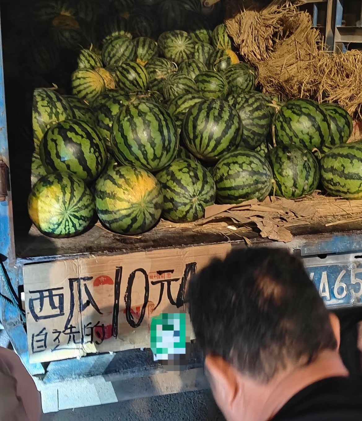 南宁吴圩街头路边10块钱4个大西瓜广西南宁街头路边小货车的西瓜让我吃惊，10元4