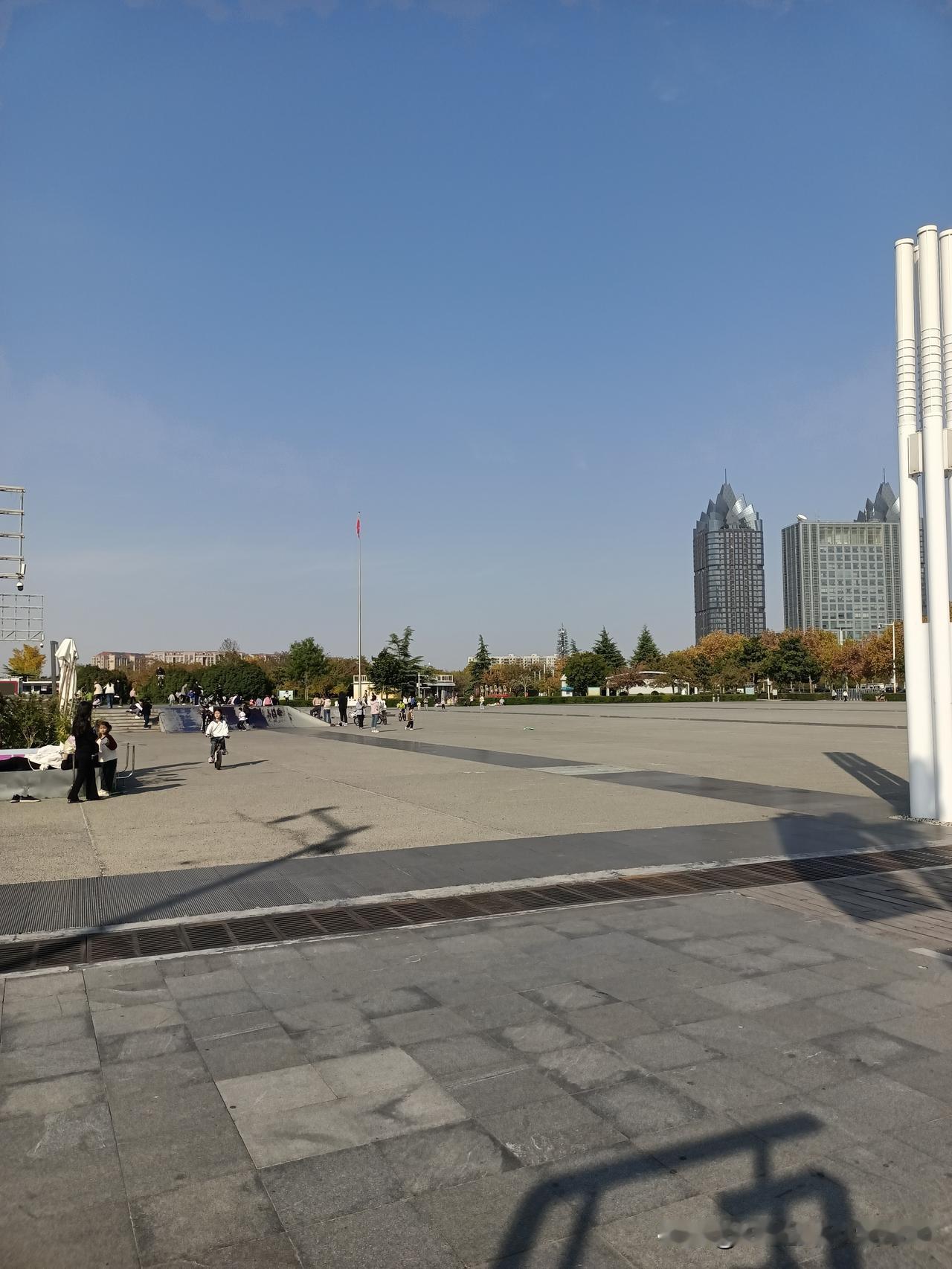 上联：春赏桃花秋赏菊，如何对下联庆祝新年迎新春。