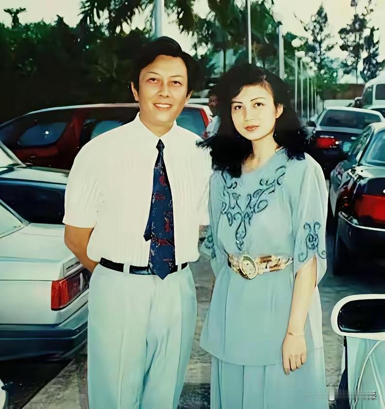 唐国强老师年轻的时候，可谓一表人才，风度翩翩，长的真是很帅气的，虽然他年轻的时候