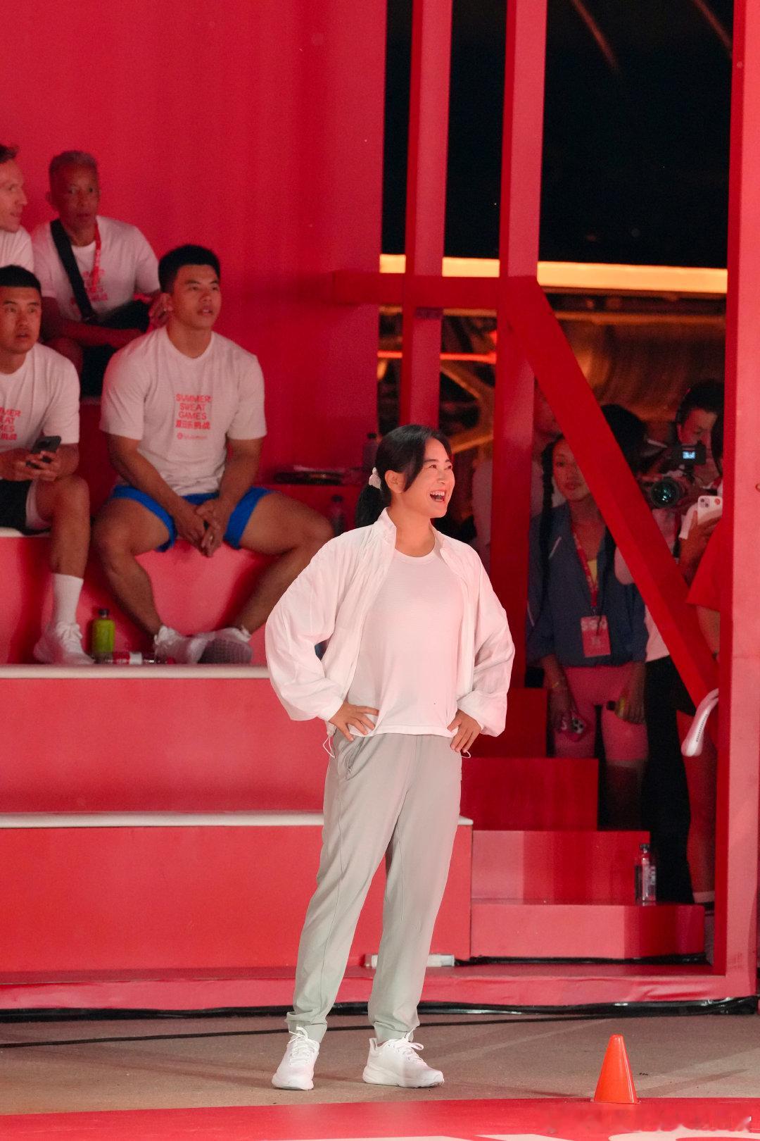 #贾玲现身北京活动# 贾玲现身北京活动，她的造型让人印象深刻。简约的白色运动T恤