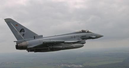 德国向波兰部署了欧洲战斗机，以加强北约东翼的防护。

多架战斗机从德国内尔费尼奇