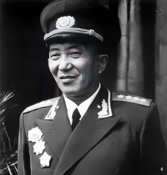1965年11月14日，解放军海军担任护渔任务的舰艇部队，击沉美制蒋军护航炮舰“
