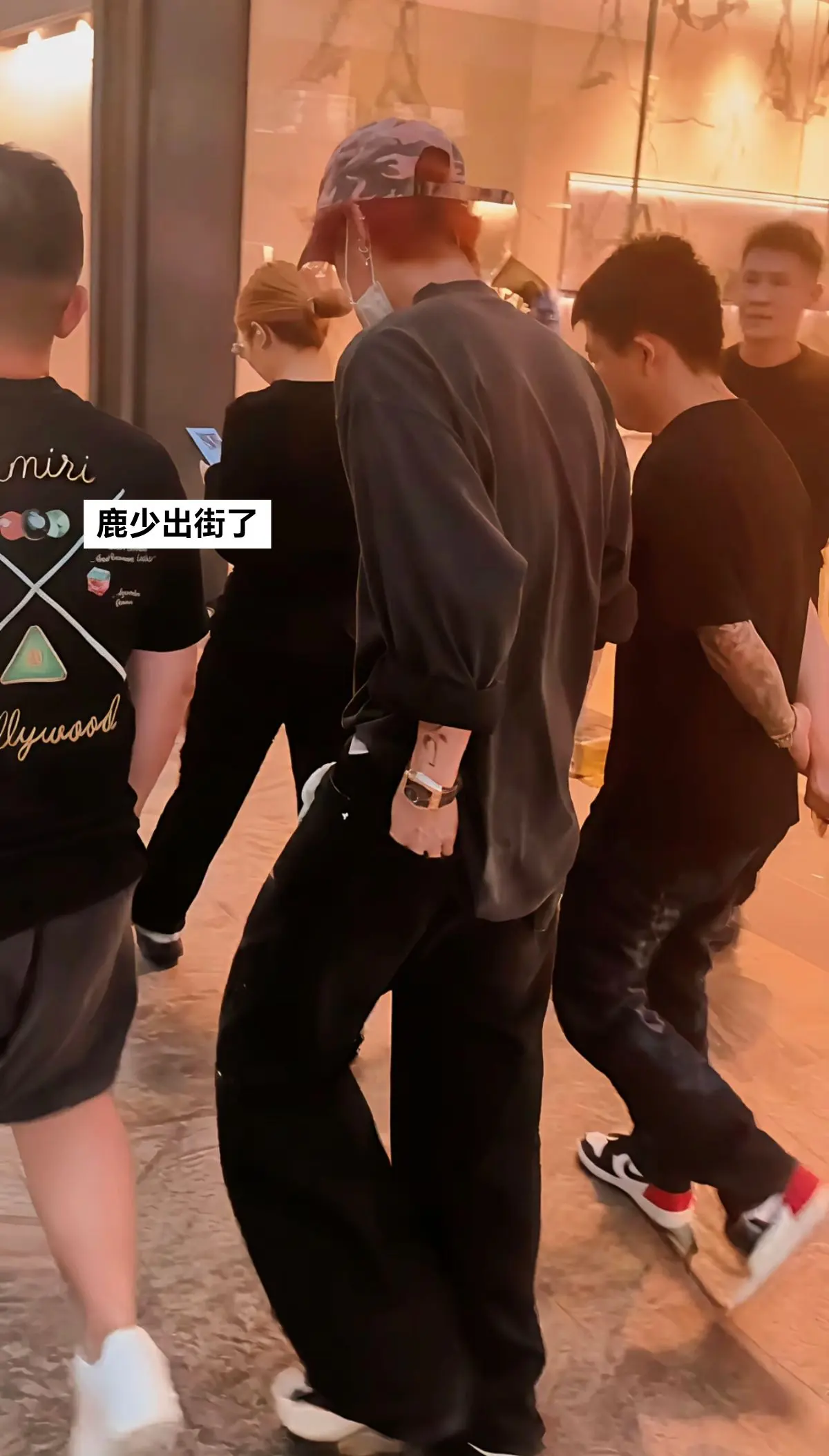 小少爷开始逛街喽