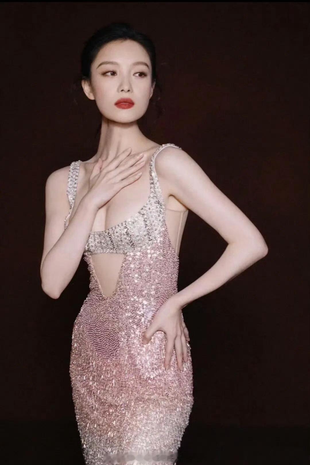 倪妮就算画黑了也还是这么好看啊，果然五官太能打 