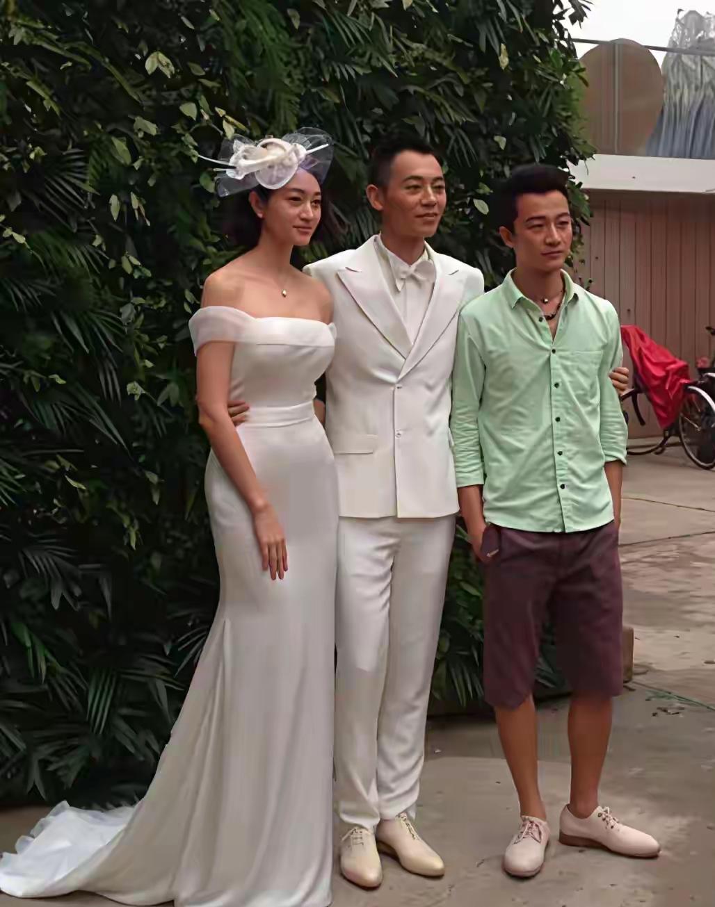 万万没想到！挖到一张年代绝版同框老照片！
 
三位都是当年红极一时的实力派艺人，