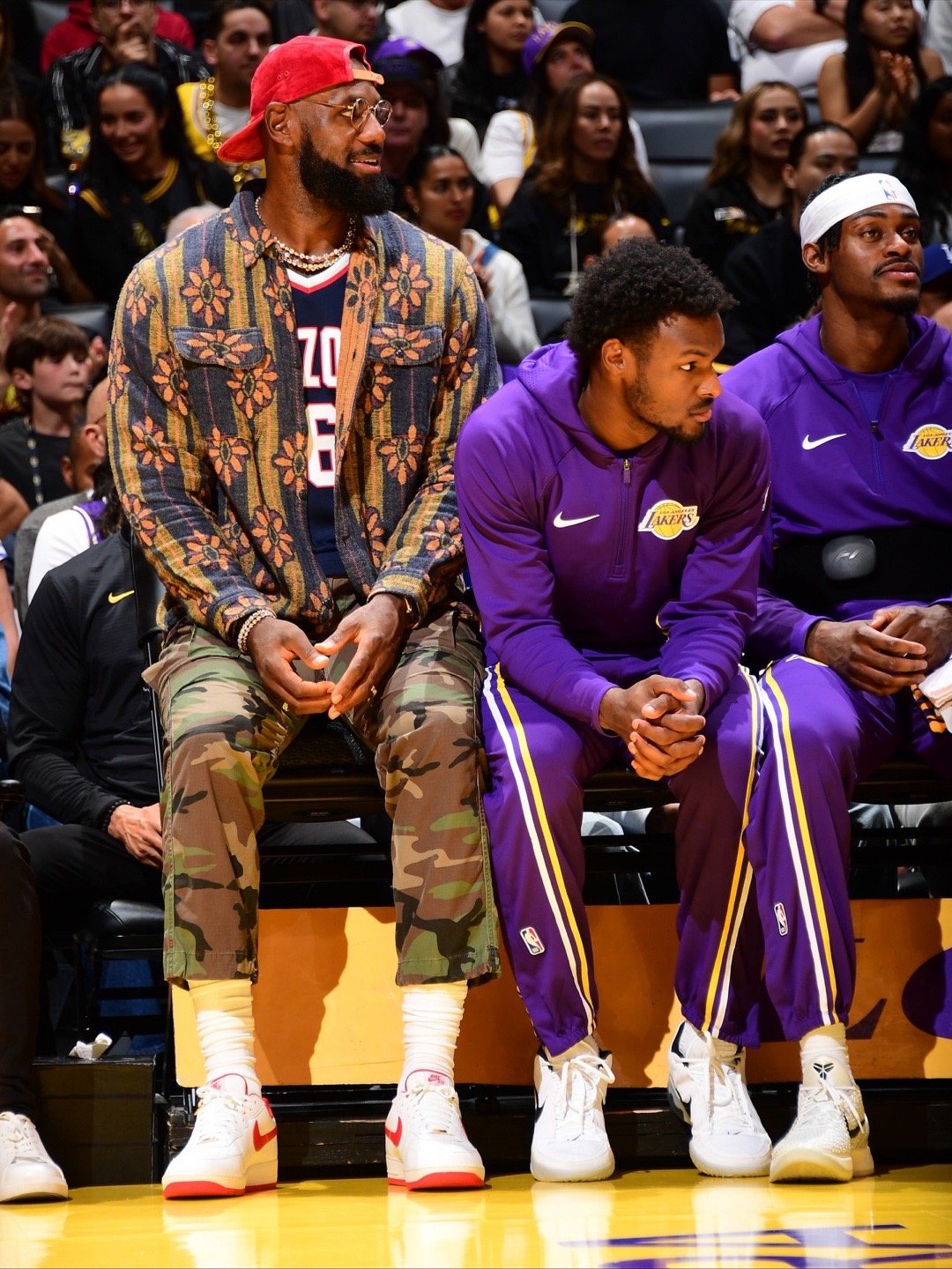 全场比赛结束，湖人128-110战胜森林狼，赢下新赛季首胜！卢卡49分11篮板8