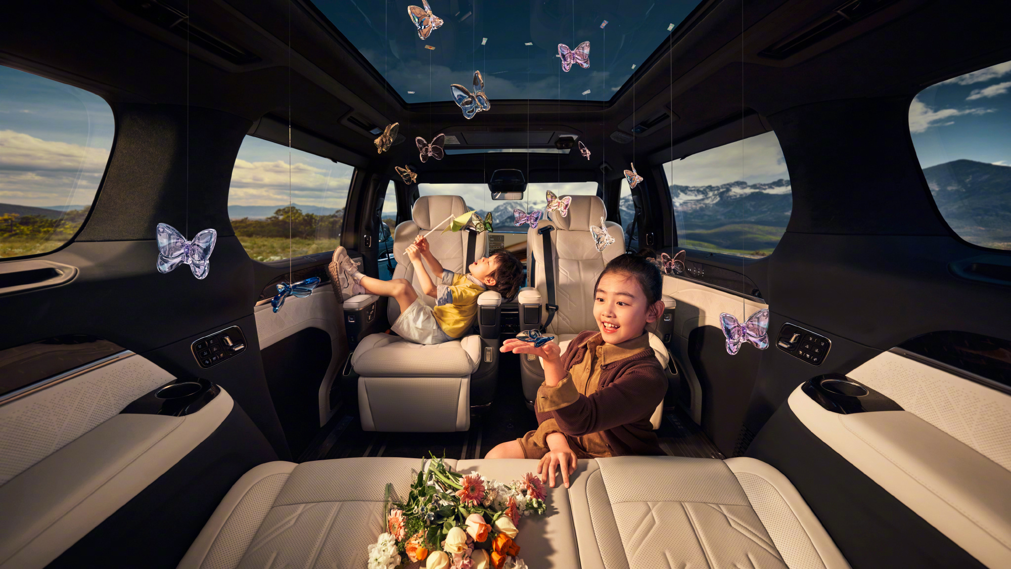 在北京车展极氪展台，焕新极氪009今天正式发布了。作为纯电旗舰MPV，这次新增了