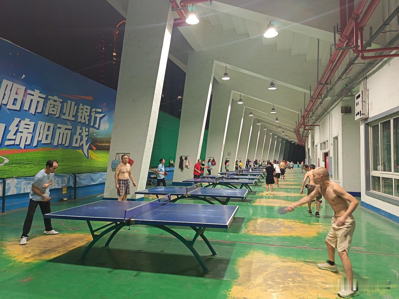 我们根本不是体育强国，甚至说体育大国都很牵强，看看体育馆这帮打乒乓球的人，一个个