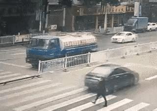 洒水车作业时，一名女性横穿马路突然折返，后方轿车因车速过快来不及刹车，导致事故发