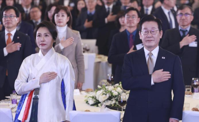 1月4日下午，李在明在访华的第一天，就给韩国一个“惊喜”，他是先到北京某酒店举行