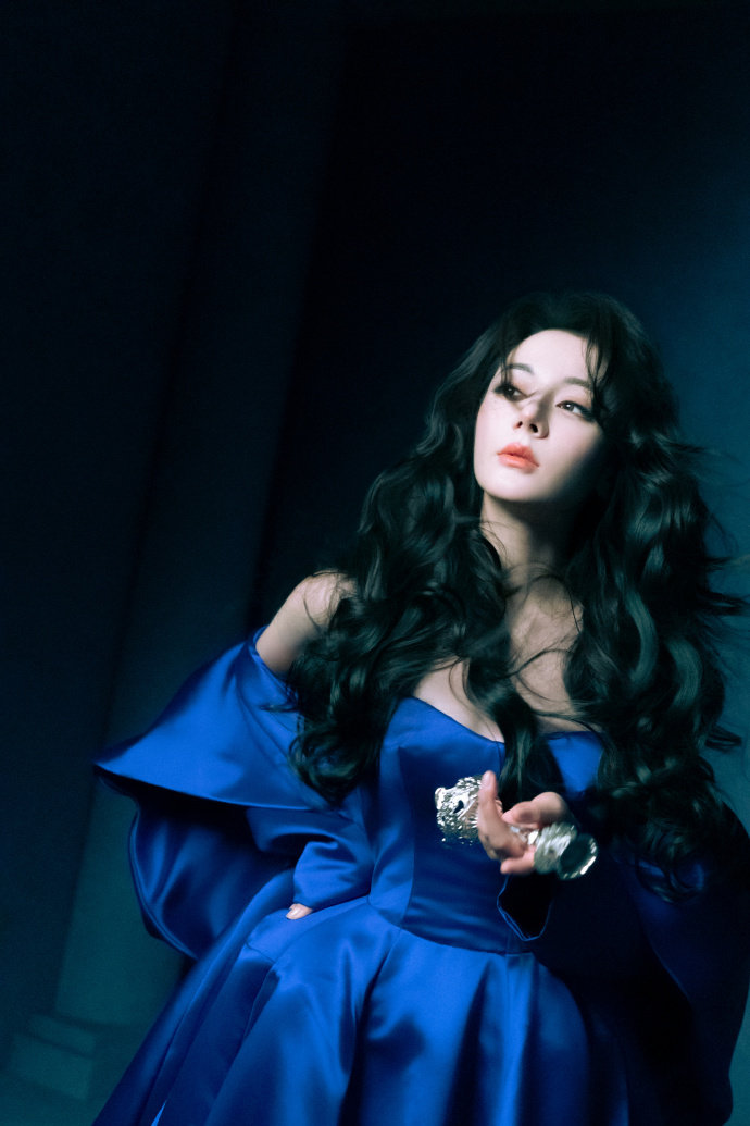 蓝色妖姬风的热巴 迪丽热巴卷发蓝色妖姬 啊啊啊啊！这个迪丽热巴也太美了吧完全就是