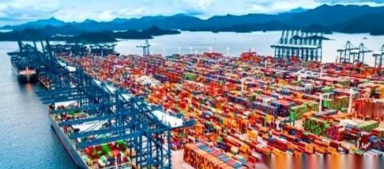 我跟你说个特逗的事儿。

一边，是咱们的贸易顺差都快干到一万亿美元了，什么概