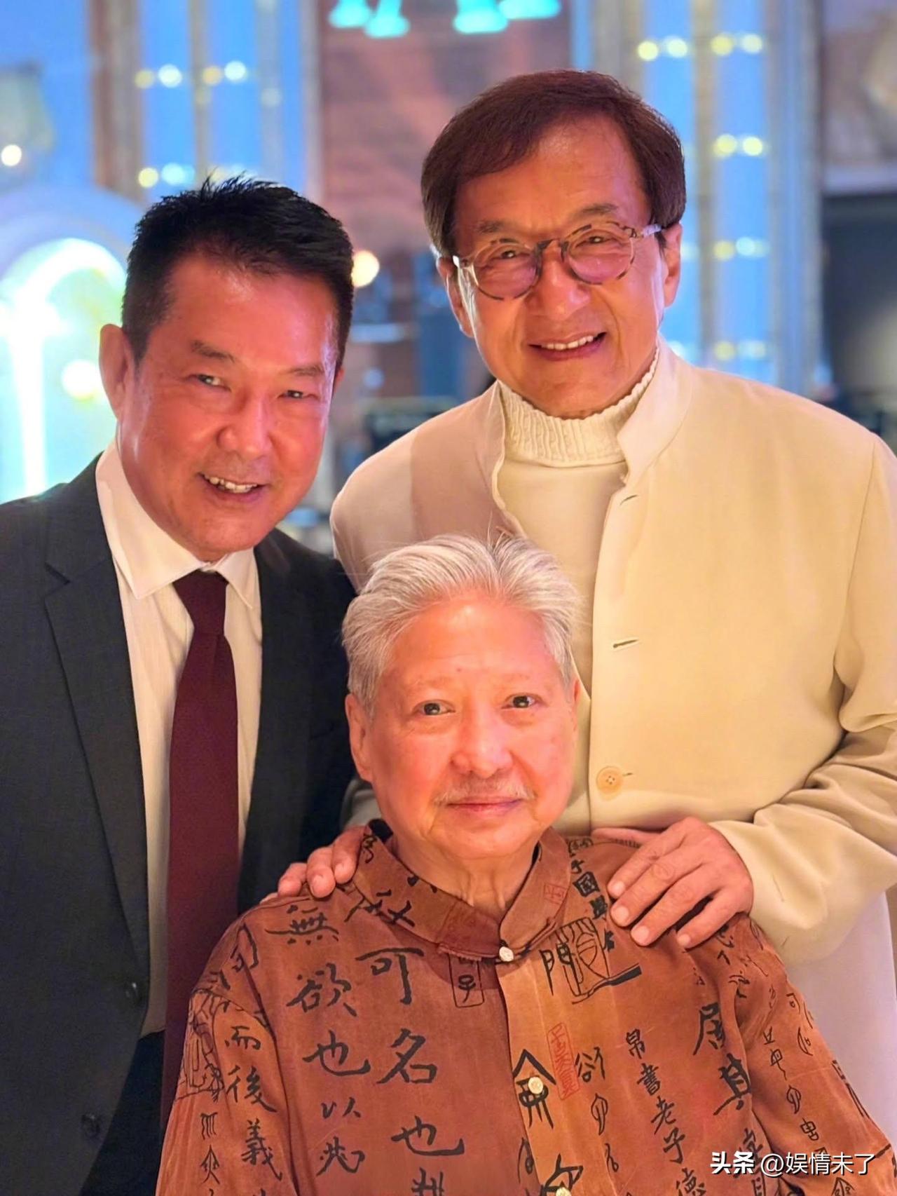 一张合影，半部港派功夫江湖史，漫漫岁月，终究不负兄弟情深。
洪金宝、成龙、元彪三