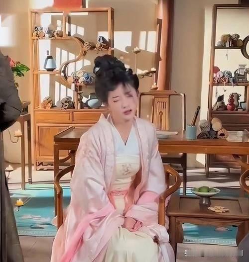 2025年12月，某短剧拍摄现场曝出惊人一幕：休息间隙，一名男演员竟隔空对着女演