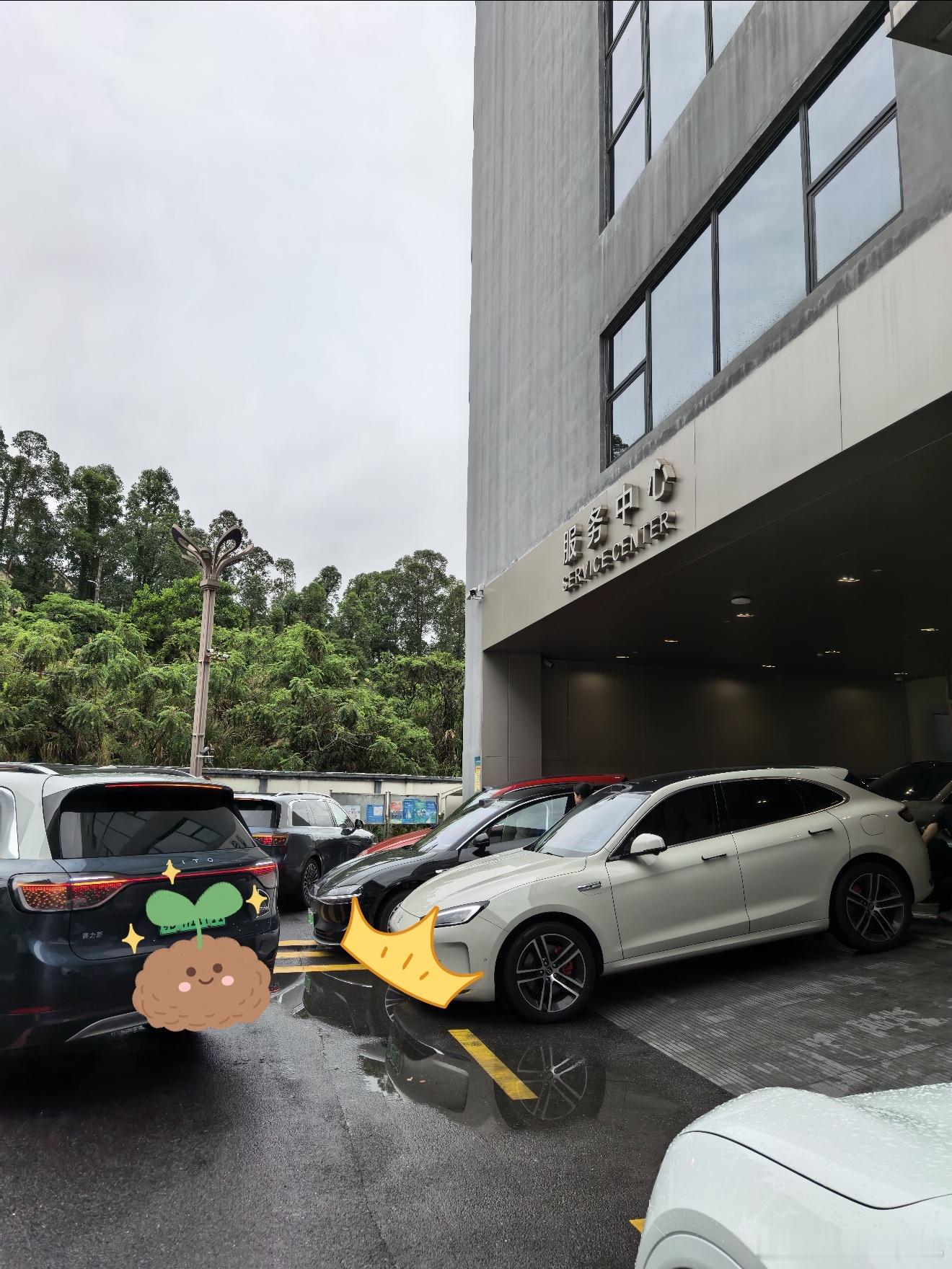 五一车屁股被创后，今天来鸿蒙智行售后了，钣喷快修8小时交车[赞]这么多车排队还能