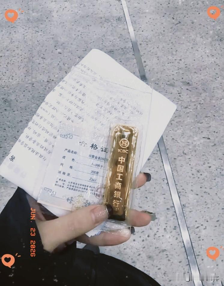 手里有黄金的人，
估计现在要哭晕过去了，
6月23日，金价从911直接跌到了
9
