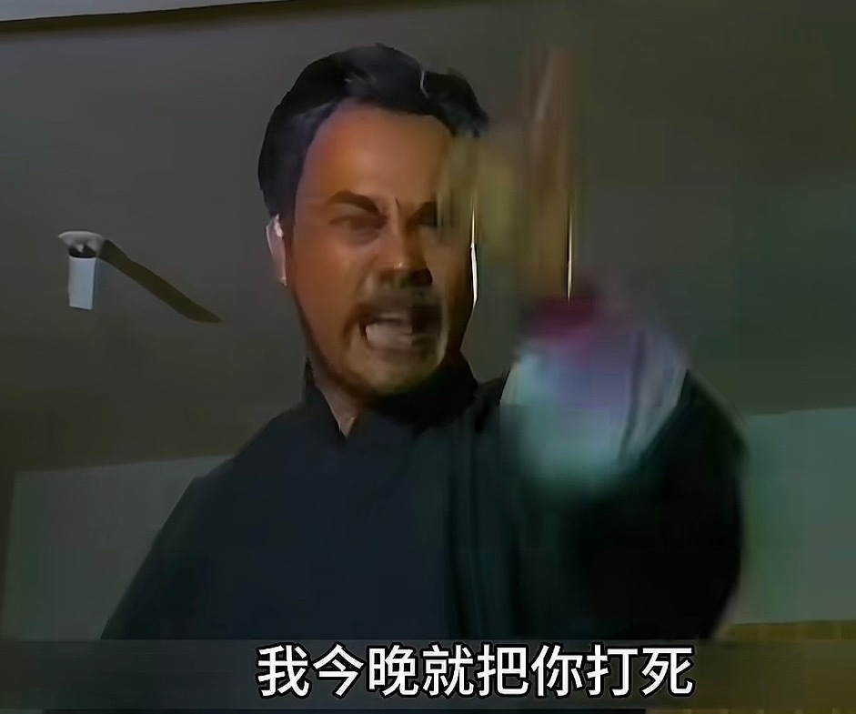 我刚刷到一个视频，一对年轻的夫妻带着孩子（男孩）和小狗在沙滩上玩，一个跟她家孩子