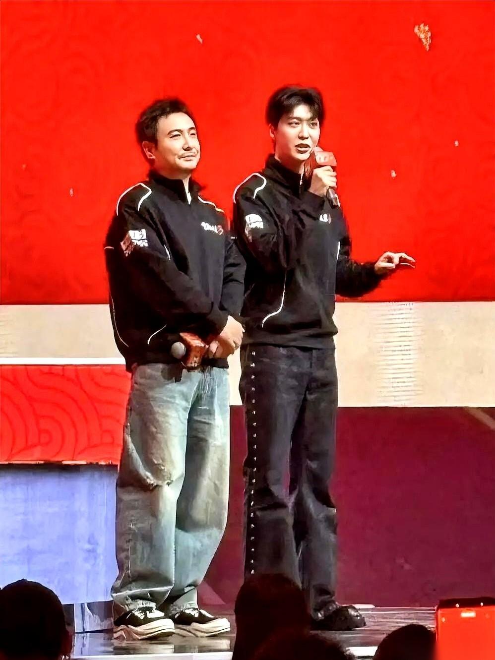 沈腾跟范丞丞往那一站，怪事就来了。
官方身高一个180，一个183，就差三厘米，