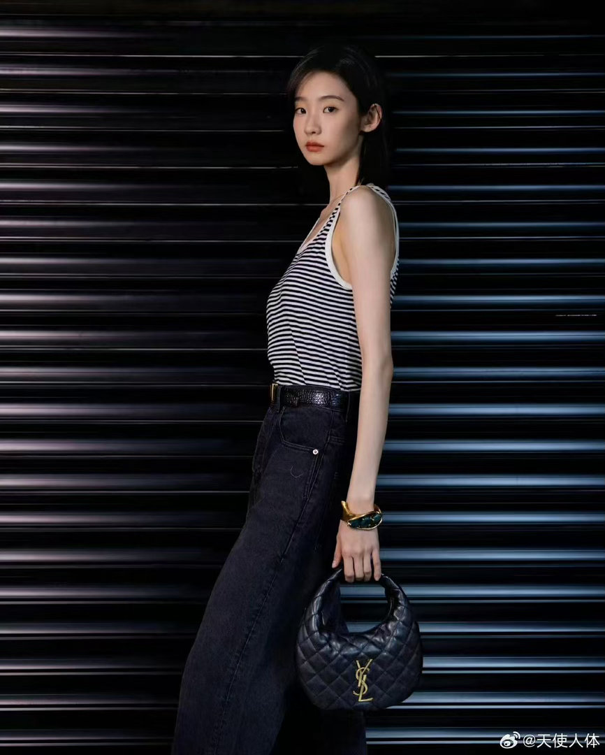 张艺凡太适合民国风了 谁能拒绝民国风的张艺凡啊！一袭旗袍衬得她身姿窈窕，温柔又端