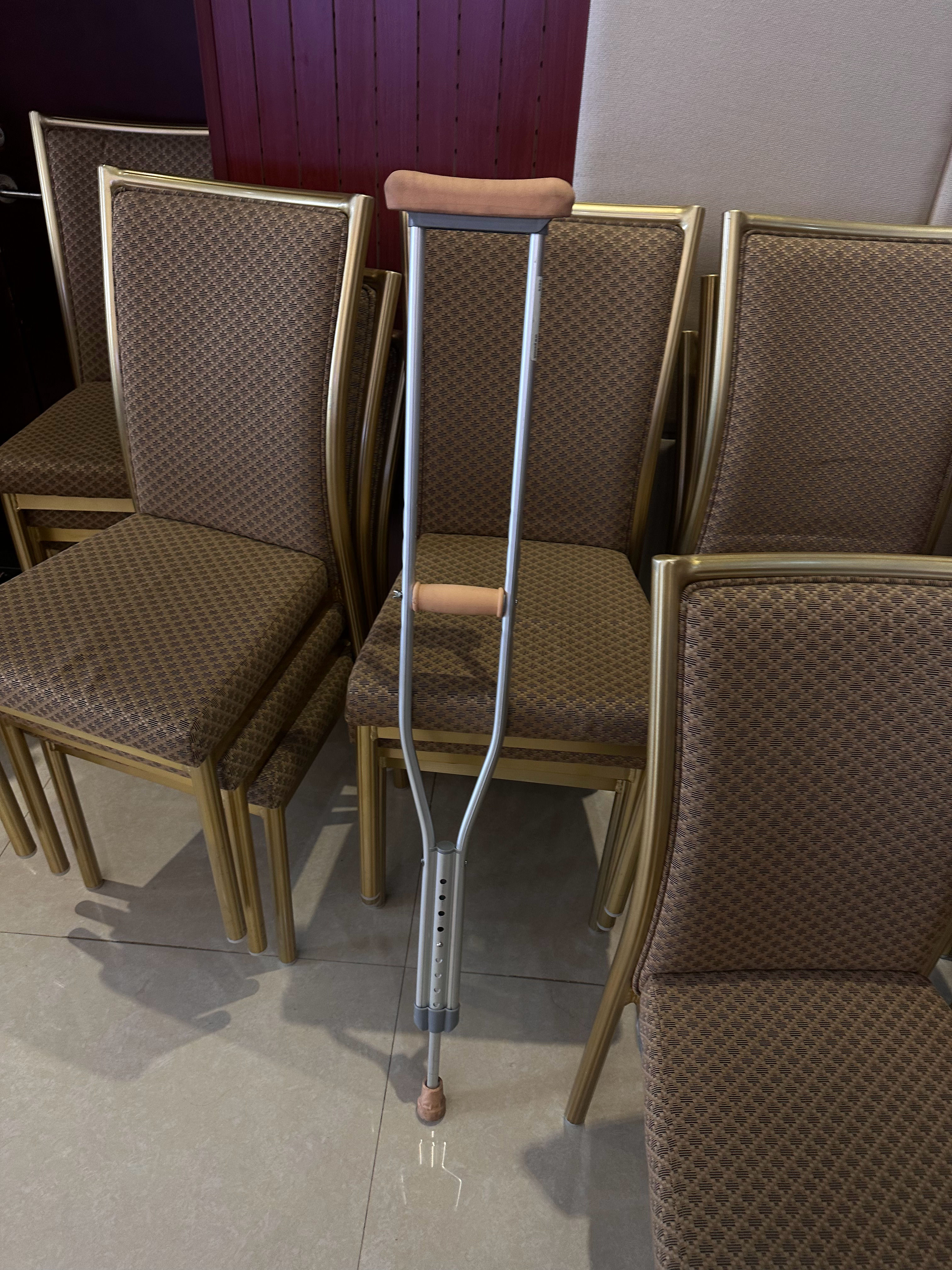 我在开会同事跟我开玩笑我二话不说站起来去厕所顺便拿走了他的拐