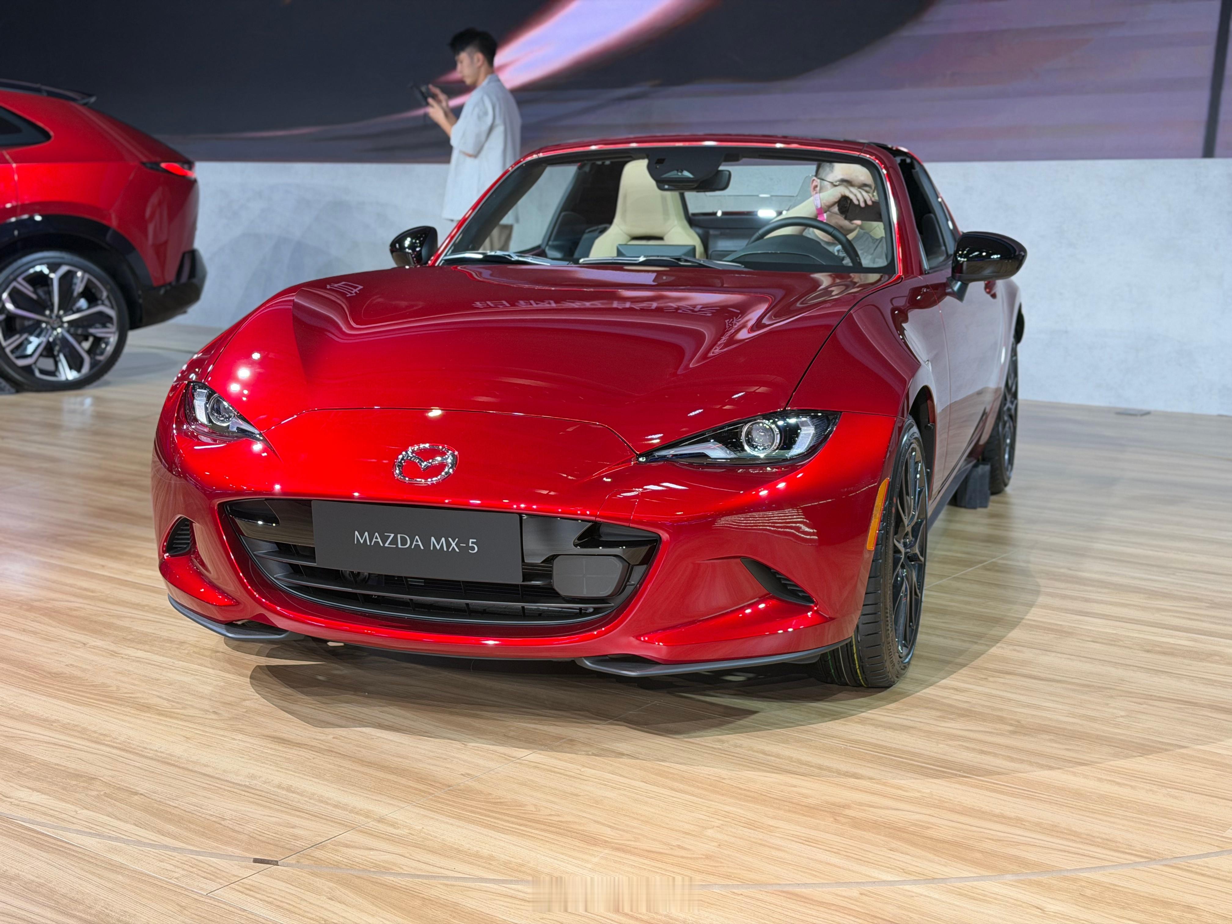 2026北京车展 新能源汽车的高歌猛进，让燃油车都感觉成了时代的弃儿。当然喧嚣的