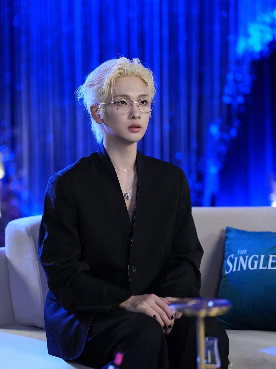 周震南微博之夜解锁丰愉时刻 周震南的丰愉时刻，是微博之夜的从容与坦荡。红毯之上，