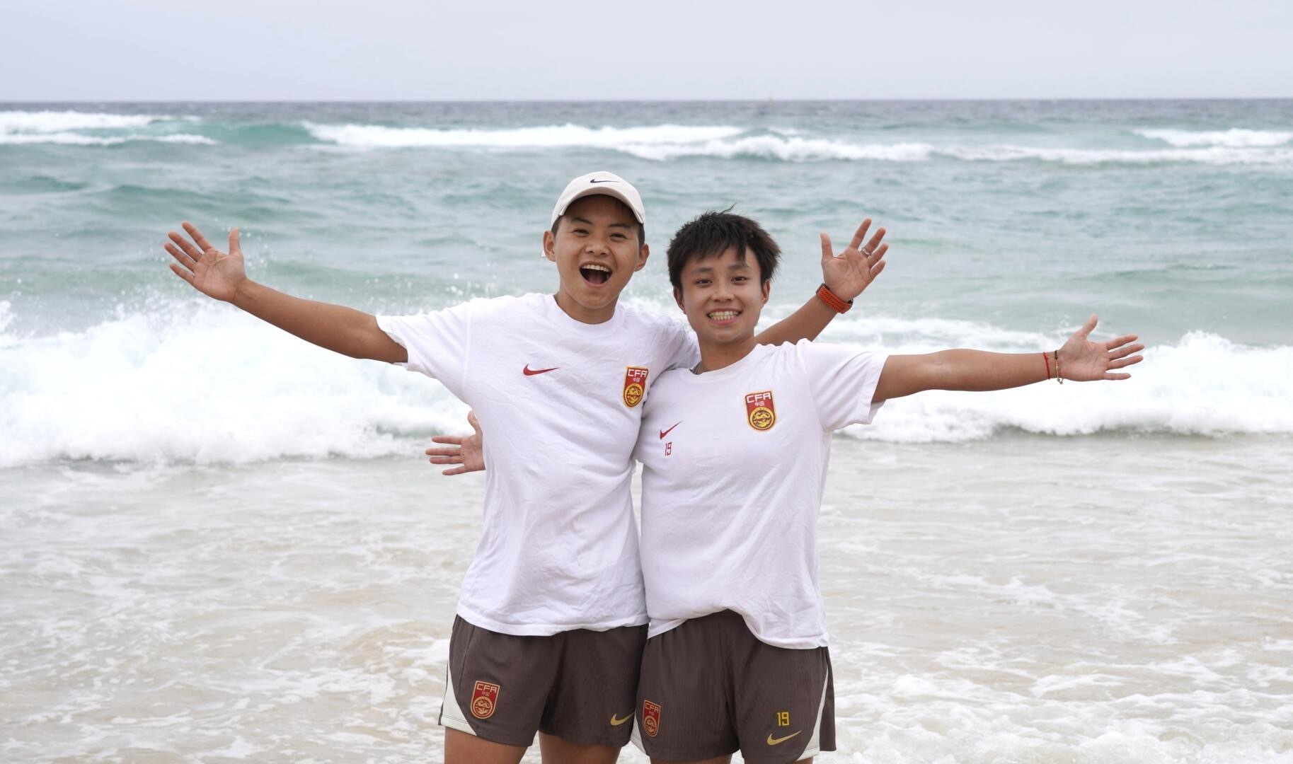 好宝宝们 玩得开心 谁来懂一下穿无袖的霜儿 