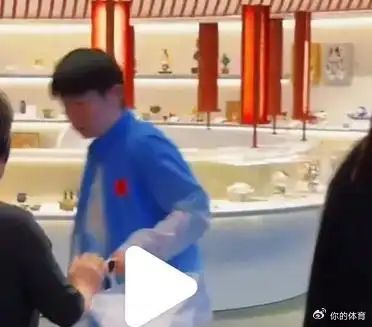 不少网友提出疑问：有粉丝朝着莎莎弯腰鞠躬，为何她没有停下脚步留下来合影？事情发生