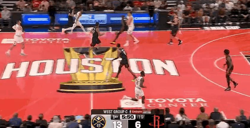 火箭还得看杜兰特，抢断反击轻松暴扣，别打高兴受伤了，火箭还落后掘金五分



火