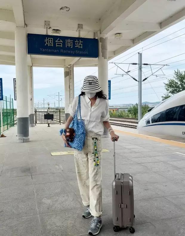 分享娱乐[超话]分享娱乐 宋佳身穿一身休闲套装的她松弛感拉满。 ​​​